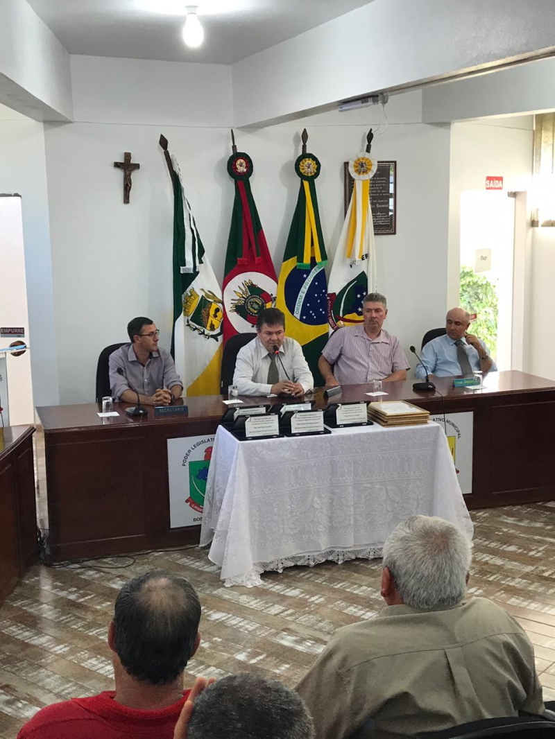Câmara entrega Láureas e concede Títulos Honoríficos em Sessão Solene
